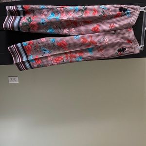 Beautiful light weight capri floral print pants.